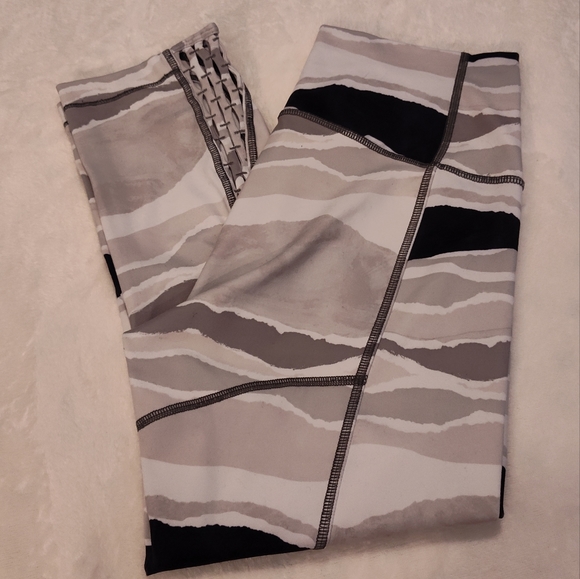 lululemon athletica Pants - Lululemon Athletica Capri Leggings (NO SIZE TAG, SEE MEASUREMENTS)